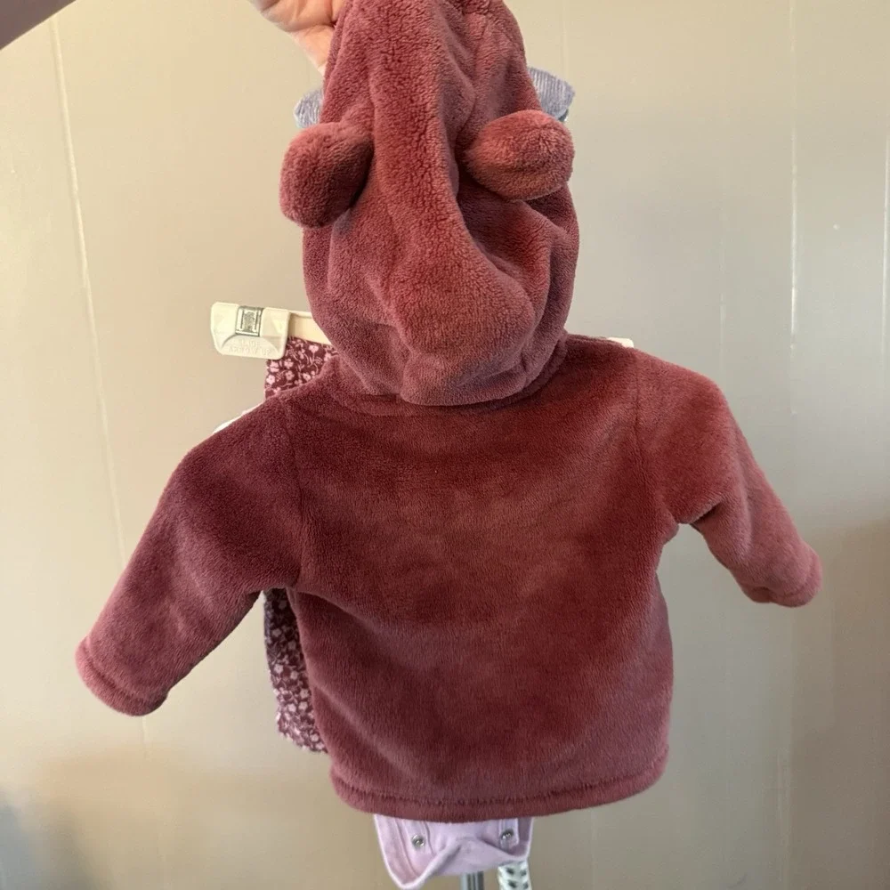 Carter's 3M bundle of 4 outfits/11 pieces. Tops, pants, and‎ 3 jackets